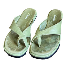 Clark’s Women Toe Loop Leather Sage Sandals Size 7.5